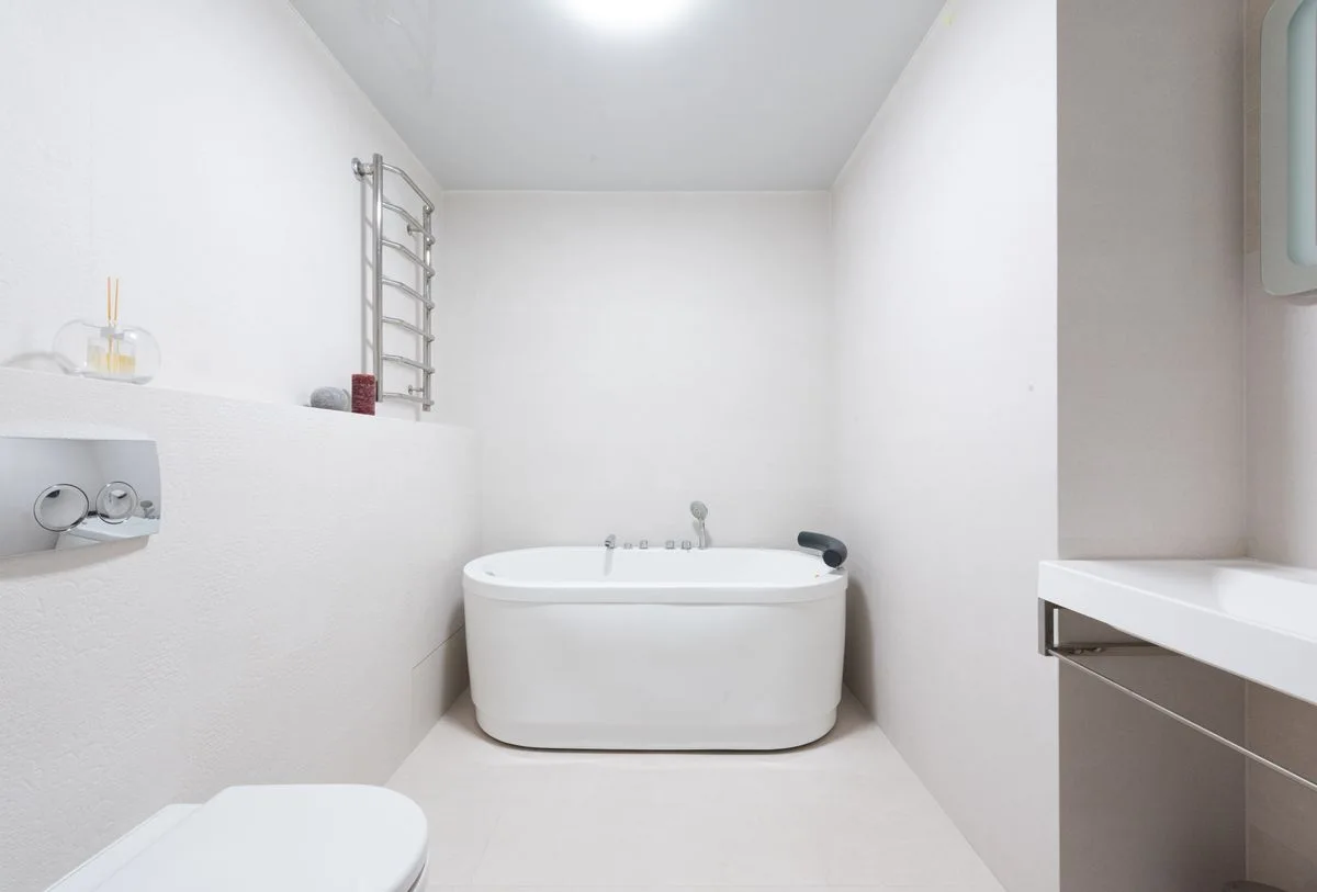 Salle de bains avec toilettes et équipements sanitaires