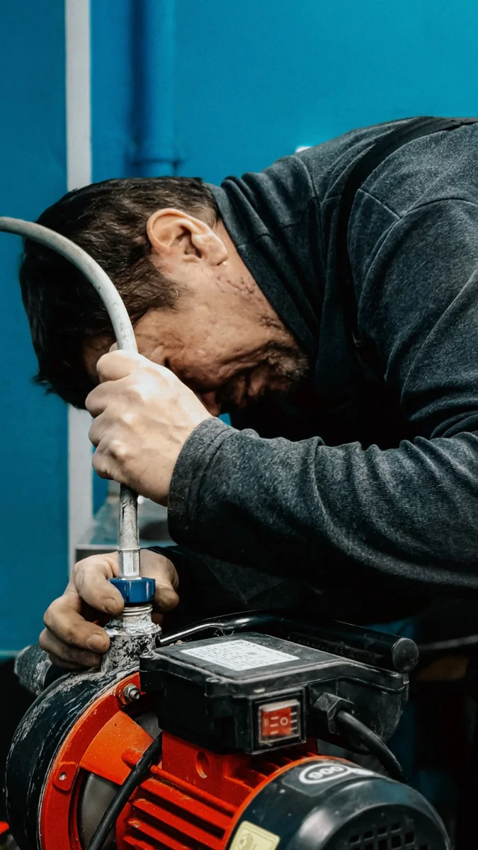 Technicien travaillant sur une pompe à eau