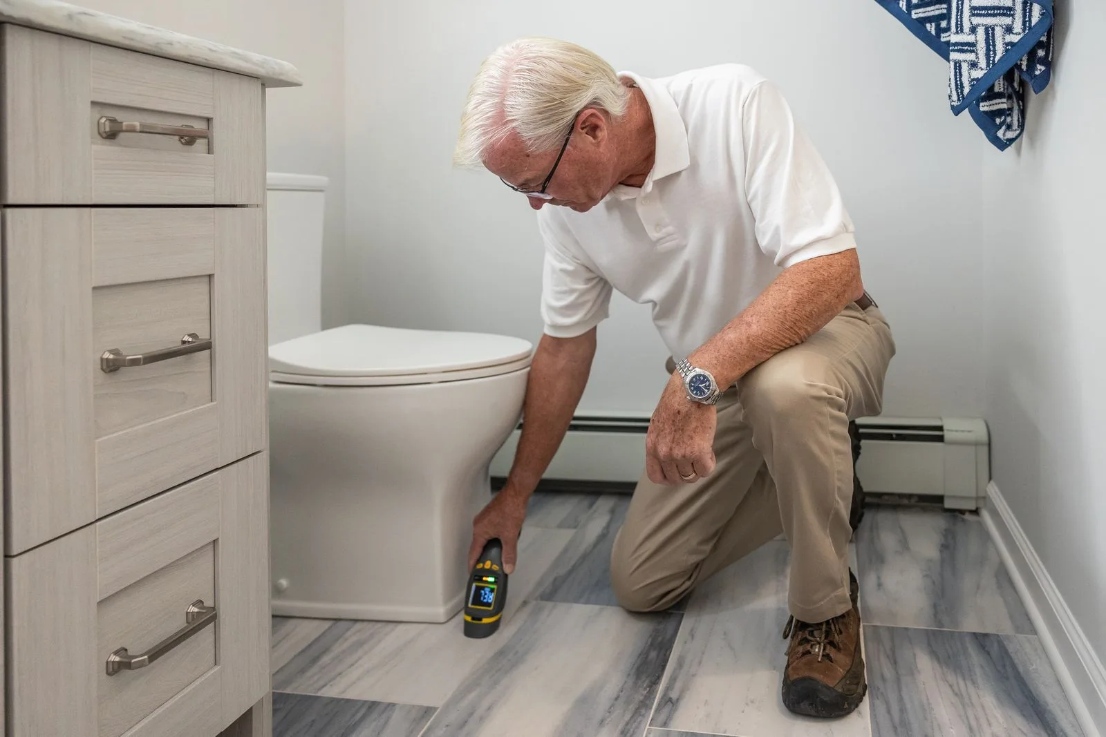 Professionnel inspectant une installation sanitaire dans une salle de bain