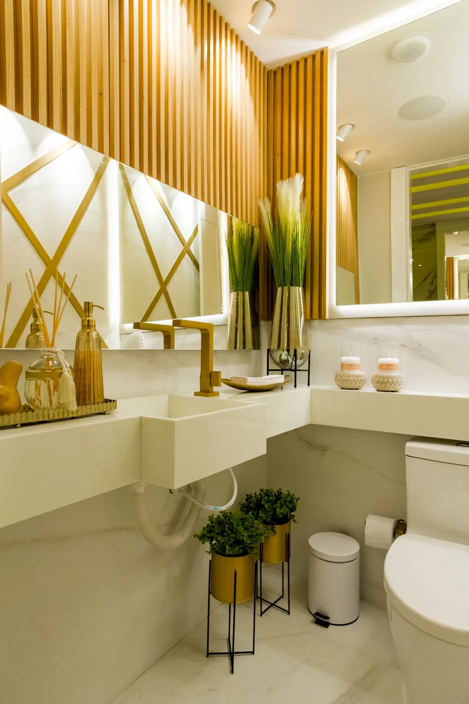 Toilettes et vasque dans une salle de bains