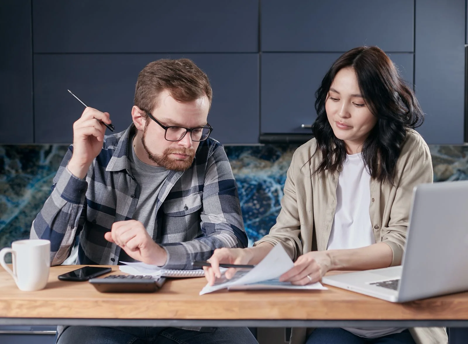 Couple examinant les factures du logement