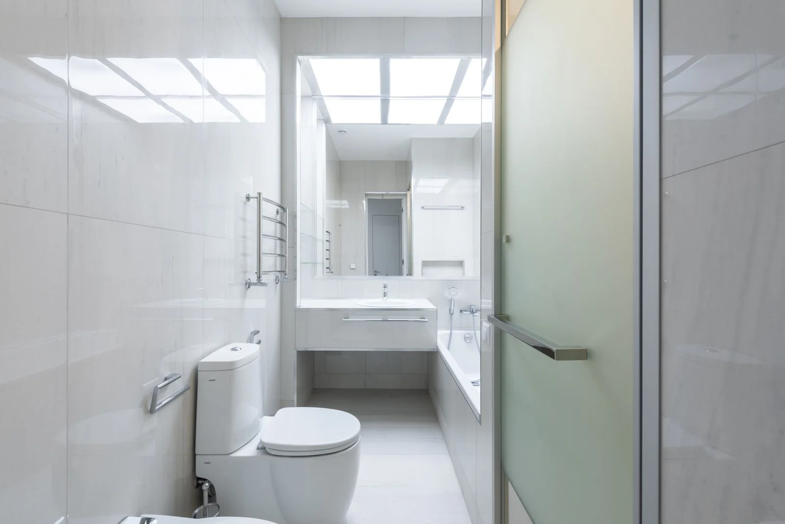 Toilettes et douche dans une salle de bains lumineuse