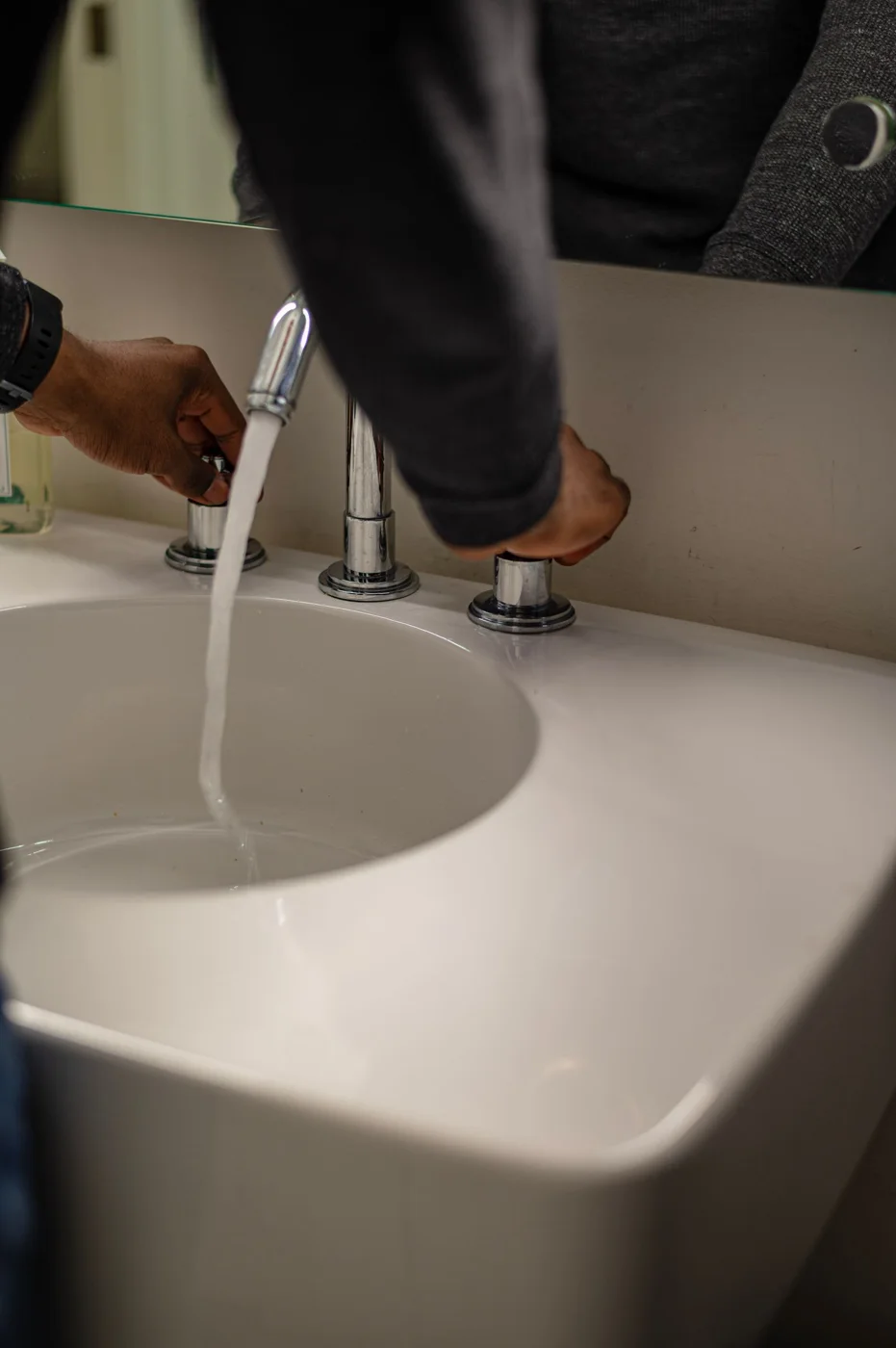 Vérification de l’écoulement au robinet d’un lavabo