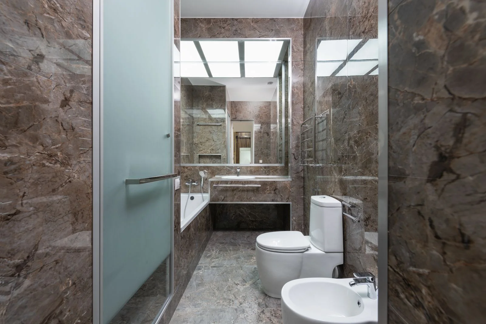 Toilettes et lavabo dans une salle de bains en marbre