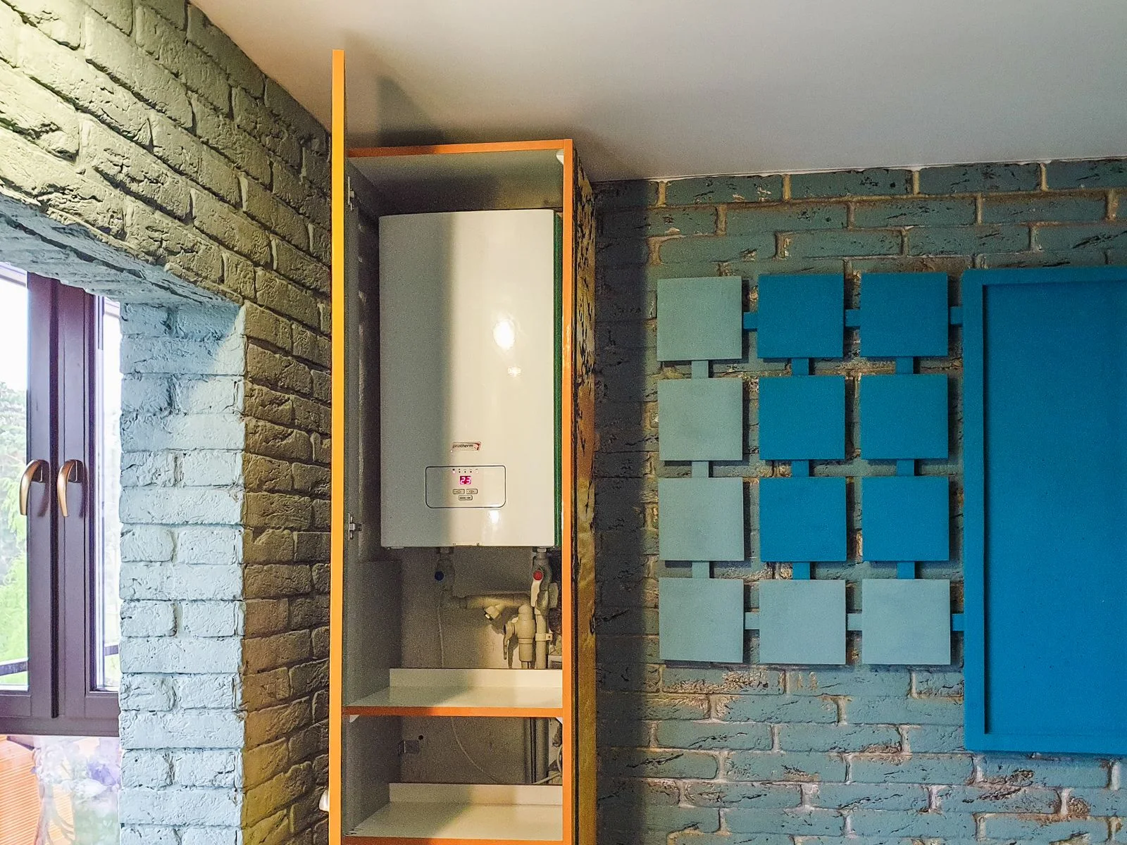 Chauffe-eau fixé au mur avec ses raccordements visibles