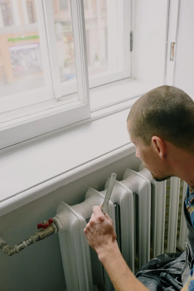 Artisan préparant une intervention sur une installation de chauffage